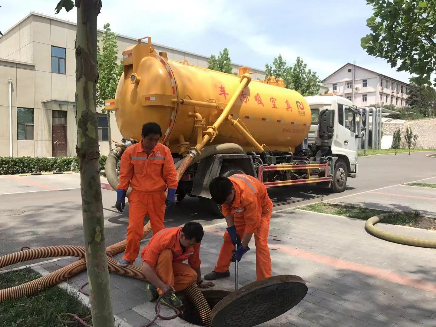 市中化粪池清理与5-8吨吸粪车施工效率分析